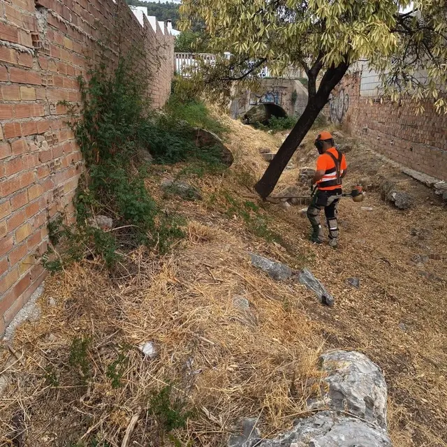 Alhaurín refuerza la limpieza de cauces y edificios ante las lluvias