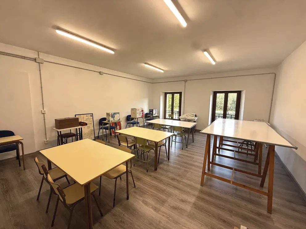 El taller de corte y confección de Mena estrena un aula de 40 metros cuadrados