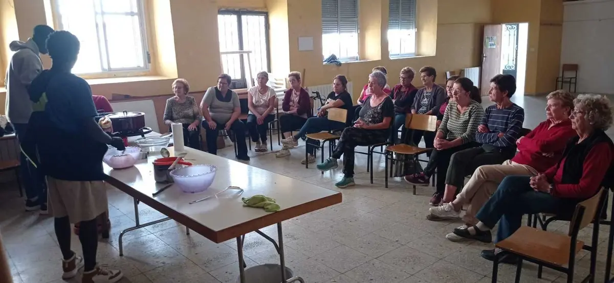 Peñaparda promueve el encuentro cultural mediante un taller de cocina