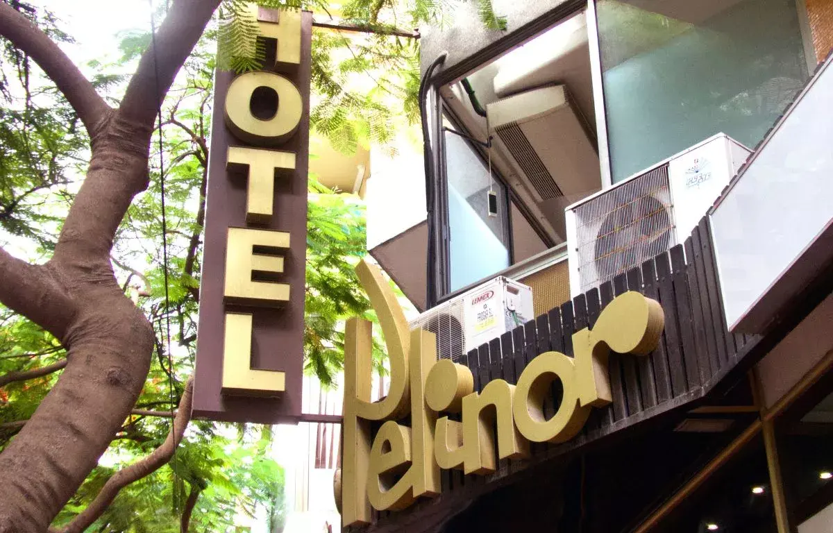 El rótulo del antiguo Hotel Pelinor vuelve a poner en valor el patrimonio comercial de Santa Cruz