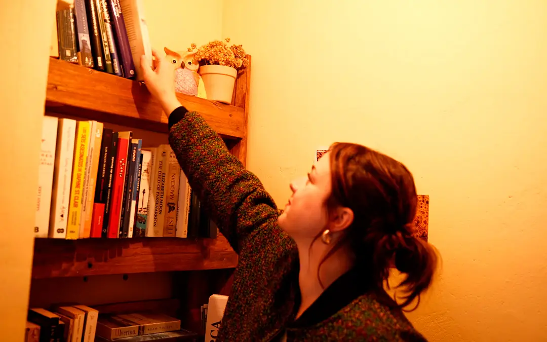 Fórnoles convierte una antigua cabina en una biblioteca abierta día y noche