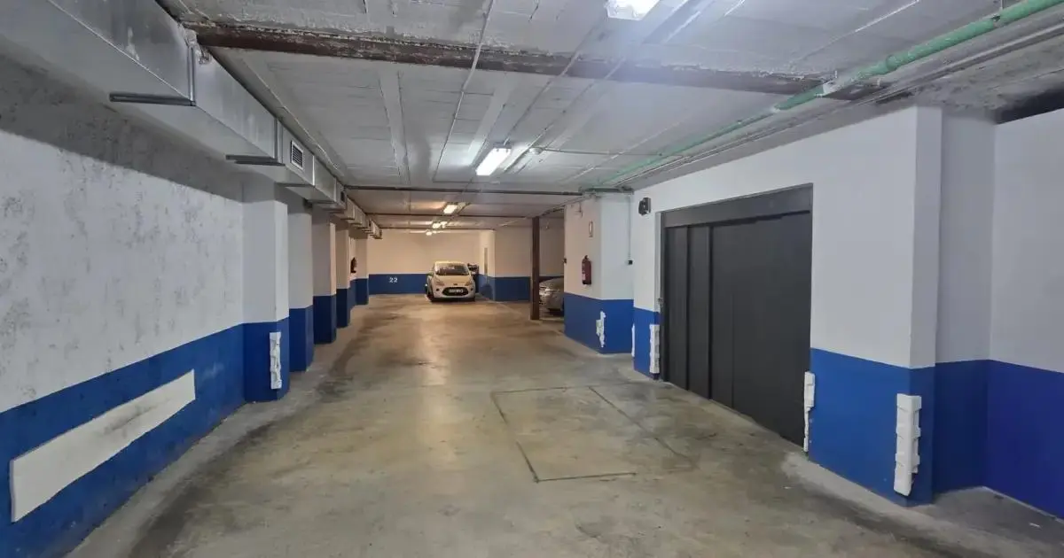 El elevador averiado deja sin acceso al garaje a 20 vecinos de Es Castell