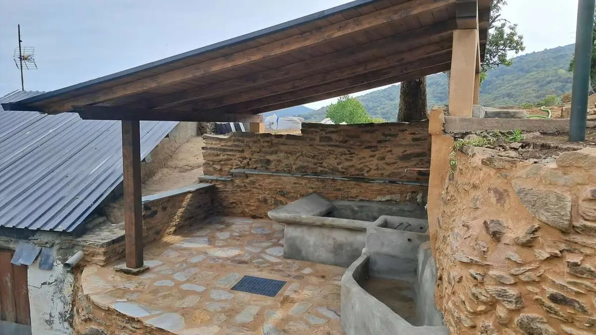 Sillor XII recupera una fuente antigua en Torbeo y actúa sobre otra en San Román