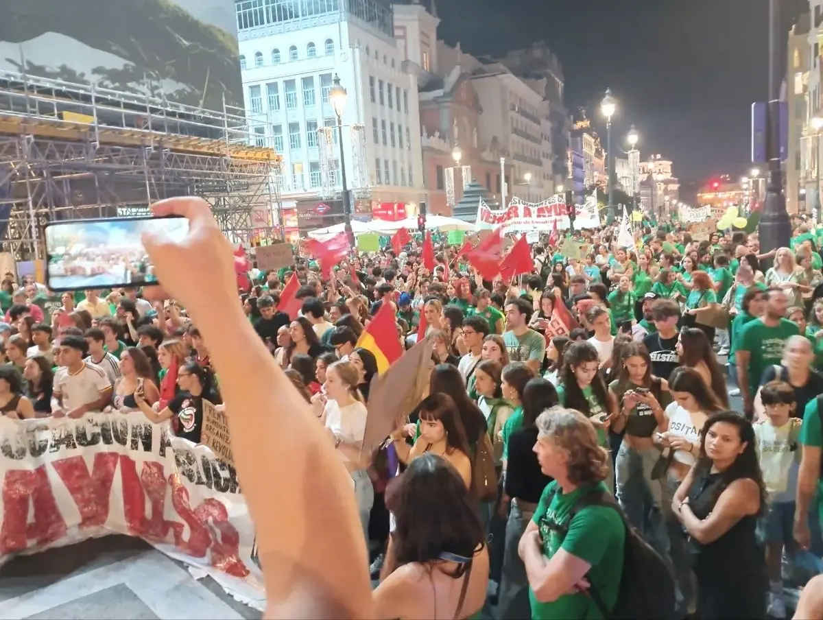 La huelga docente reúne a miles de personas en el centro de Madrid