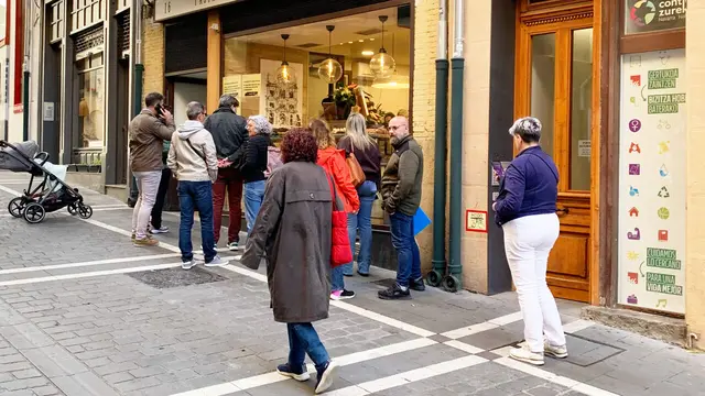 Un dulce de chocolate mantiene el tirón de una tienda pamplonesa desde 1969