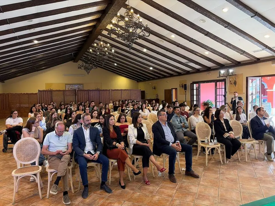 Estudiantes y empresas analizan el cooperativismo en un foro celebrado en Marchena
