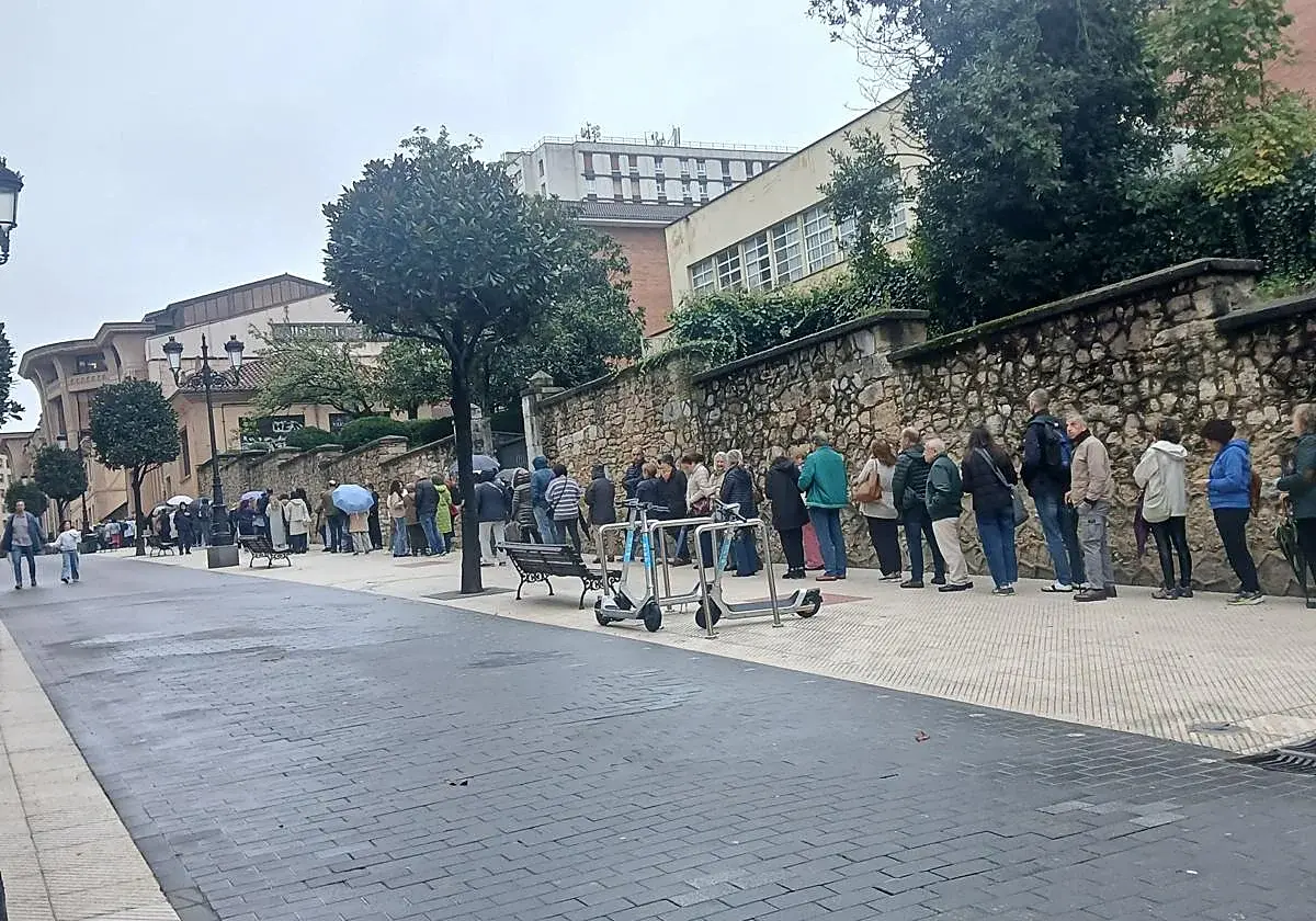 Colas en Oviedo para obtener pases para el ensayo del concierto de los Premios Princesa