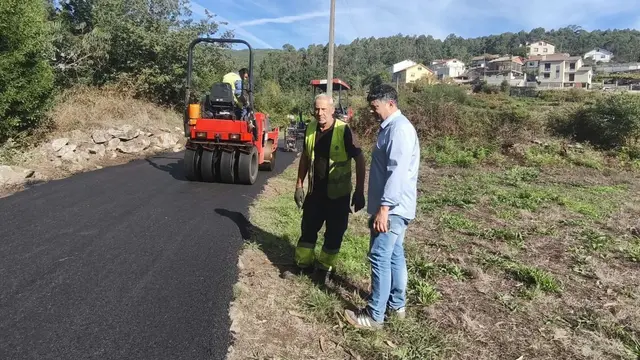 El camino de Muradella renueva su firme con obras de mejora y asfaltado