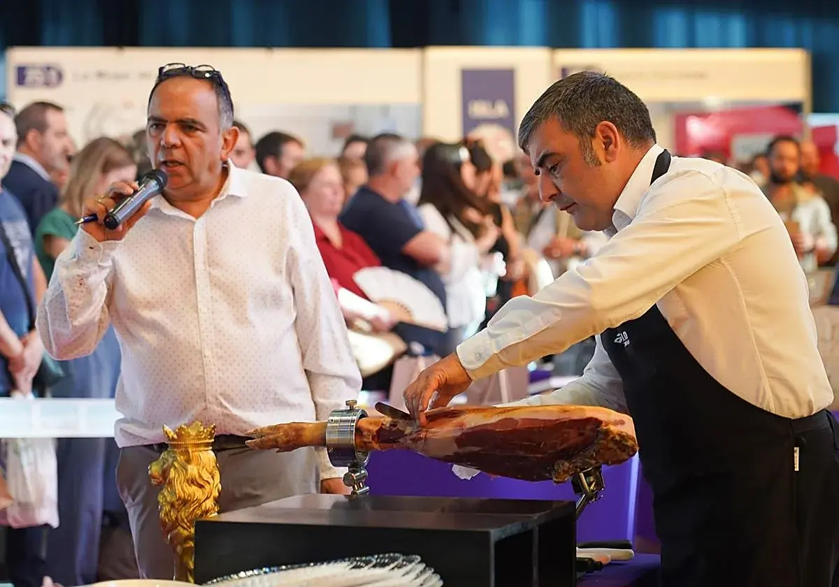 León reúne a cortadores de jamón de toda España en la novena edición del concurso nacional