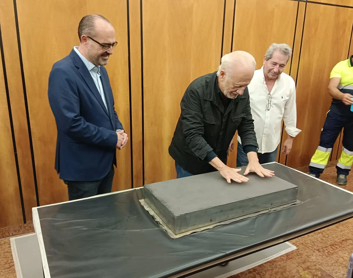 El Teatro Bergidum incorpora las huellas de Juan Echanove a su acceso