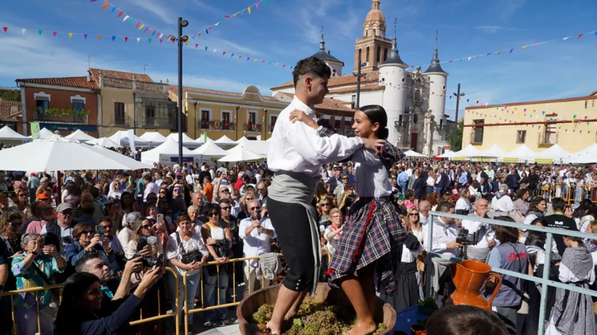 Rueda despide la vendimia con pregón y pisada de uva