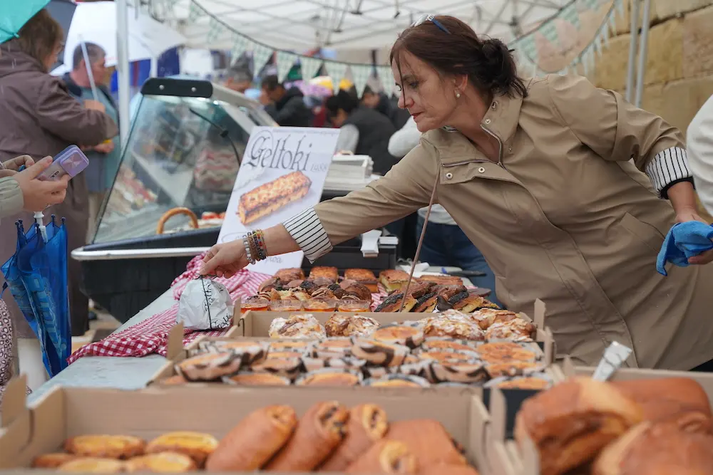 Lezo celebra una feria para mostrar la repostería local