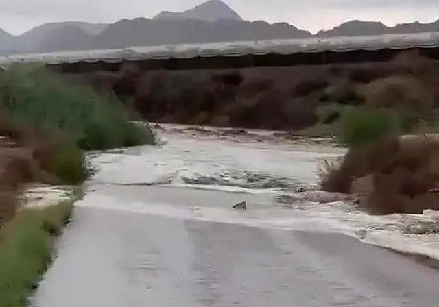 El agua impide circular por la RM-D18 junto a la rambla de El Cocón