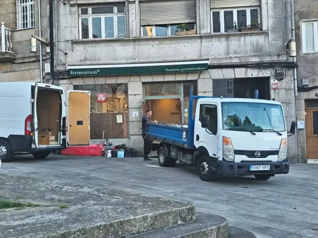 Obras y movimiento de camiones rodean a Fermentum 42 en Vigo