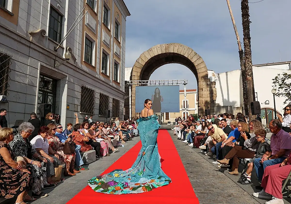 Fashion Mérida reúne junto al Arco de Trajano las propuestas de comercios locales