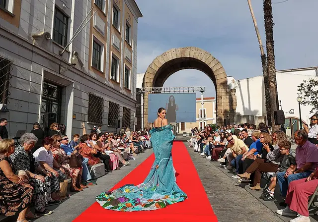 Fashion Mérida reúne junto al Arco de Trajano las propuestas de comercios locales