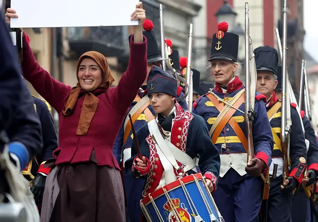 Un desfile recuerda en Oviedo a los caídos en los combates de 1836