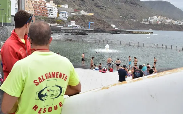 La Laguna acerca a las aulas nociones de seguridad y socorrismo en el mar