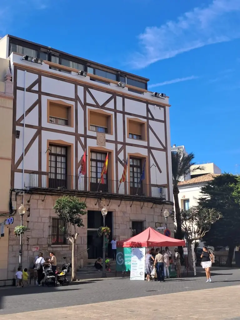 El Ayuntamiento de Vinaròs, con una nueva imagen desde la plaza Parroquial