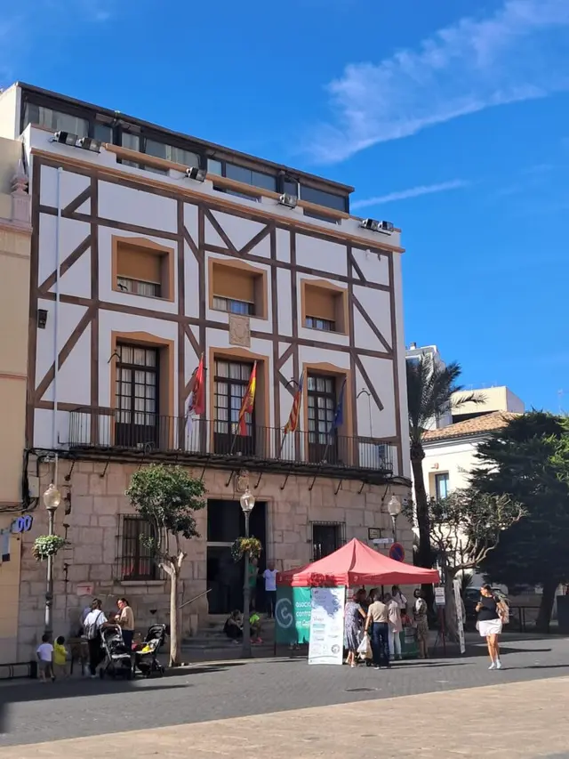 El Ayuntamiento de Vinaròs, con una nueva imagen desde la plaza Parroquial