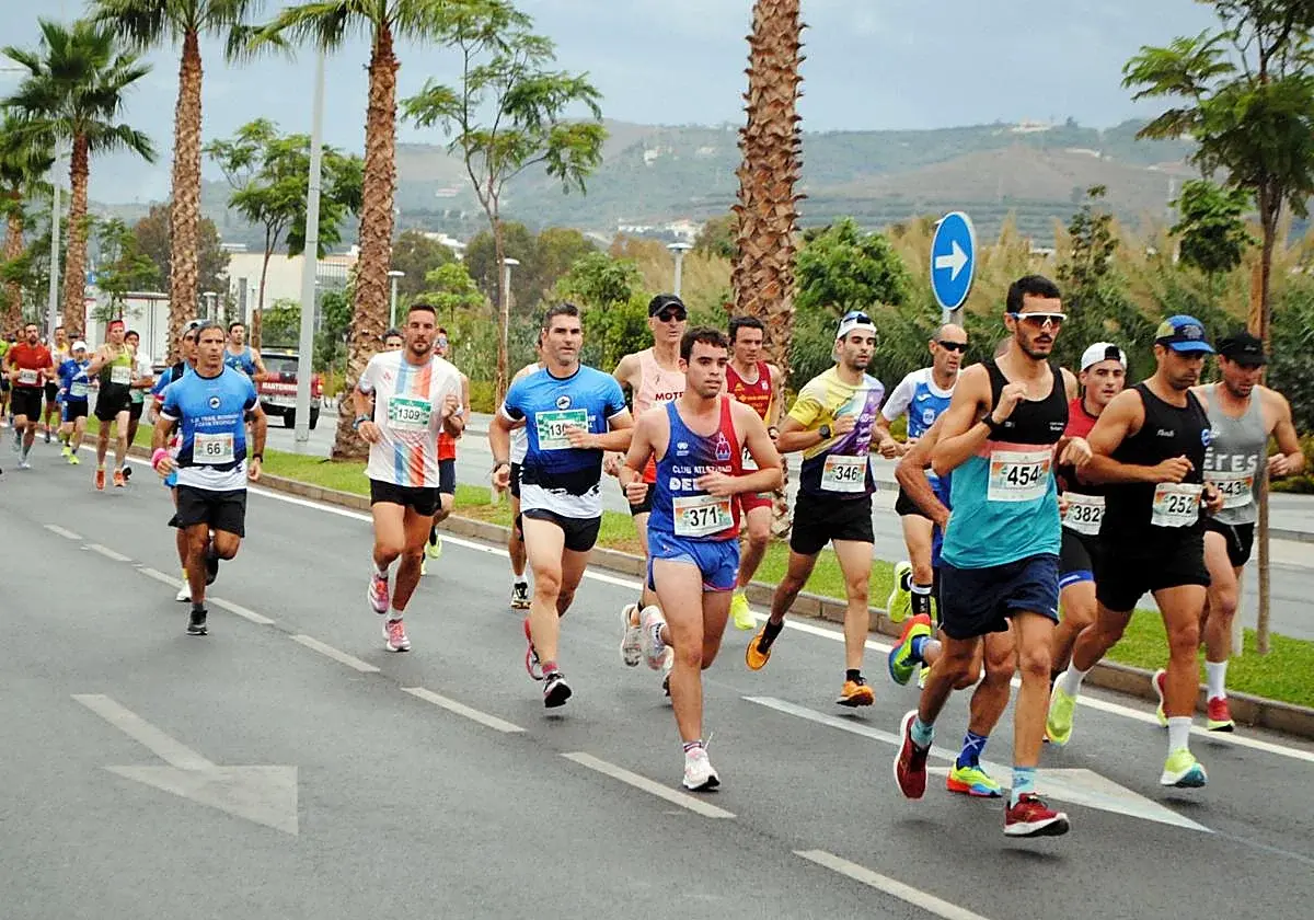 Motril reúne a 2.500 corredores en una Media Maratón con nuevo recorrido