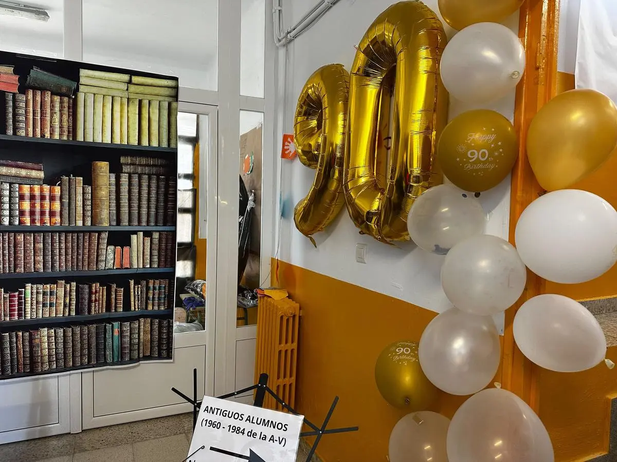 El CEIP La Ribera celebra nueve décadas con un homenaje a su comunidad educativa