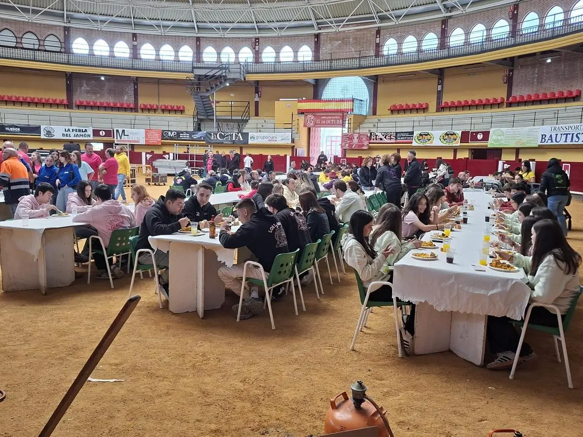 La comida de las peñas reúne a vecinos en torno a una paellada
