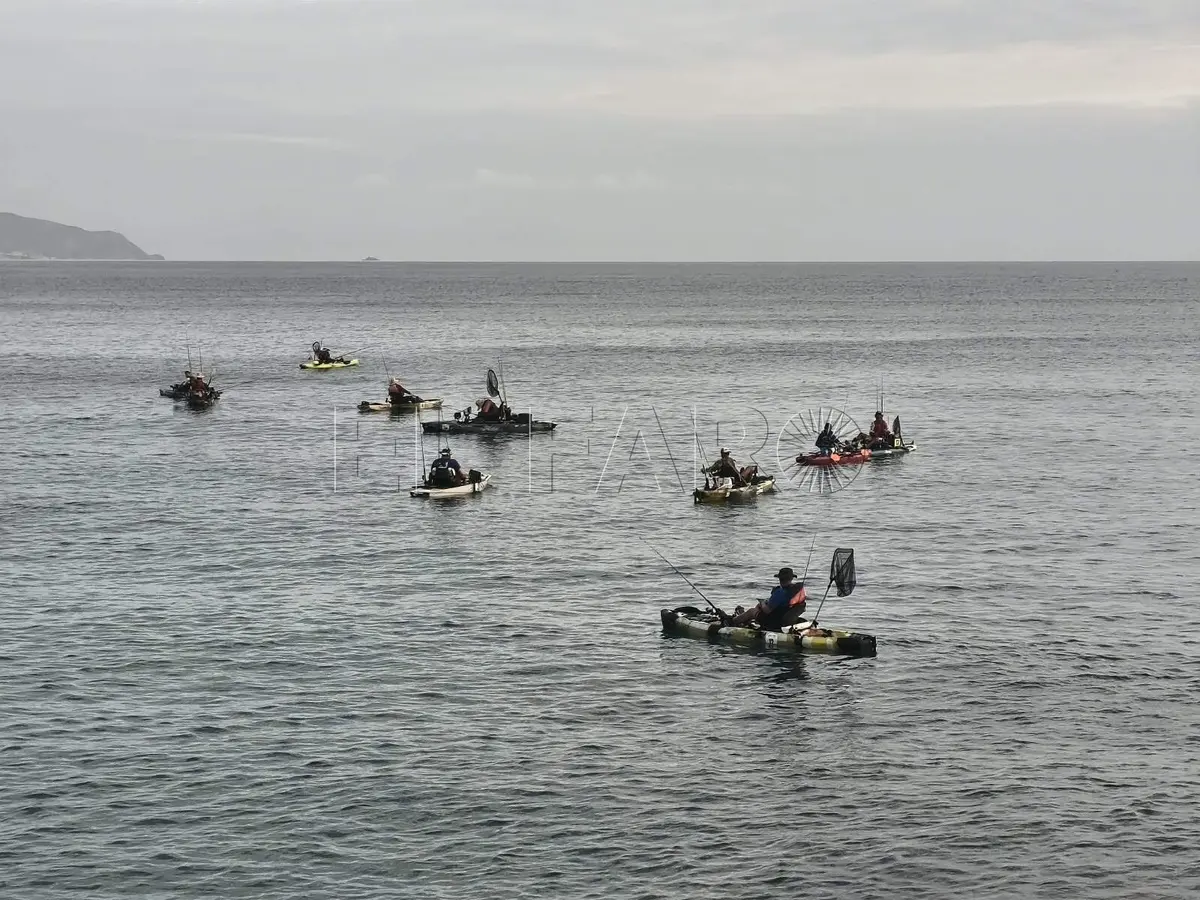 Álvaro Jiménez se impone en la competición nacional de pesca desde kayak en Melilla