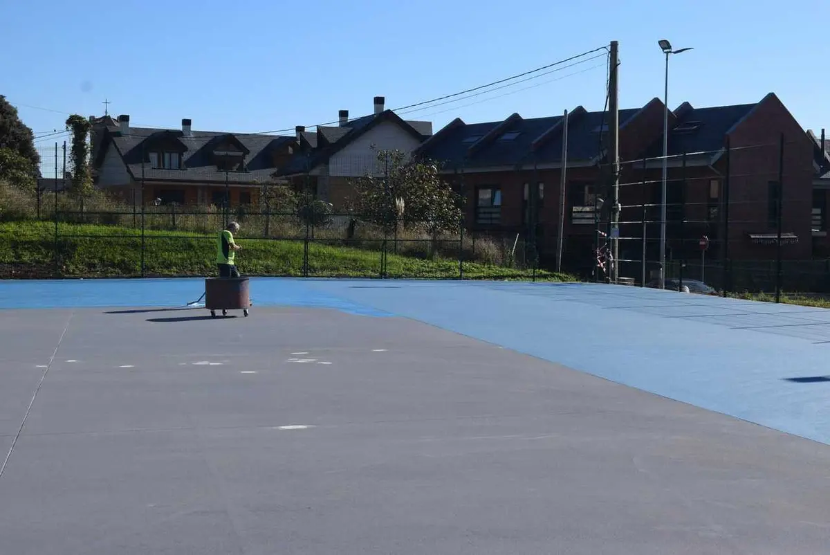 Comienza la mejora de la pista multideportiva de Mortera