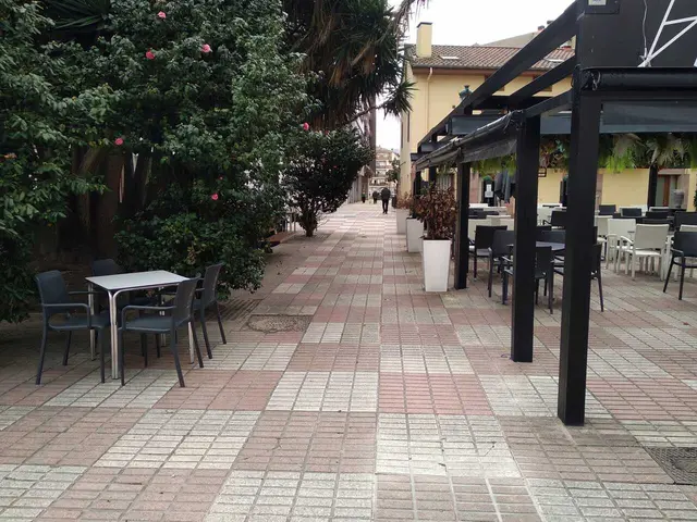 Un libro recoge las trayectorias de 88 comercios de Torrelavega