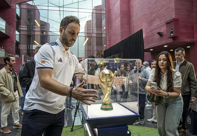 La visita de la Copa del Mundo reúne largas filas en el CCR de Logroño
