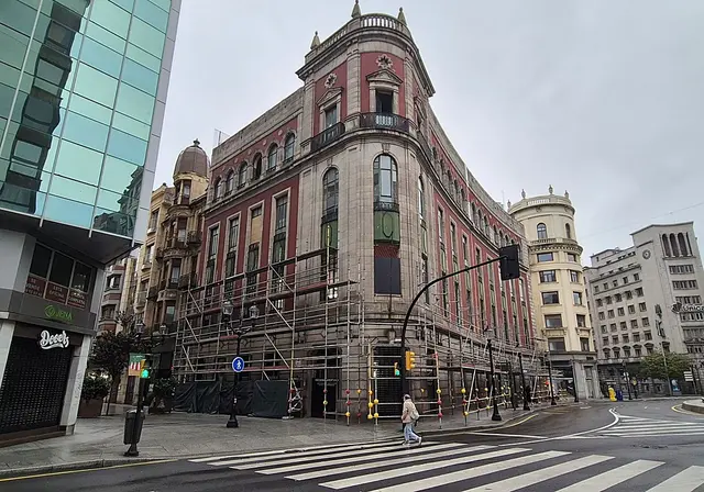 Primor pone en marcha la renovación exterior de su futuro local en la plaza del Carmen
