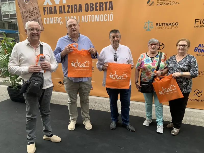 La asociación de mayores presenta su tarjeta de descuentos a los comercios de Alzira