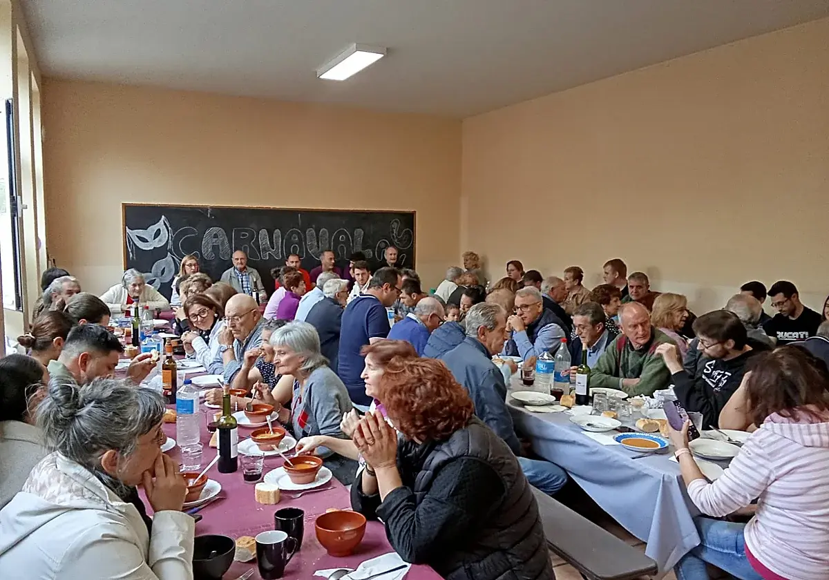 Villabaruz de Campos se reúne alrededor de un cocido con cerca de cien asistentes