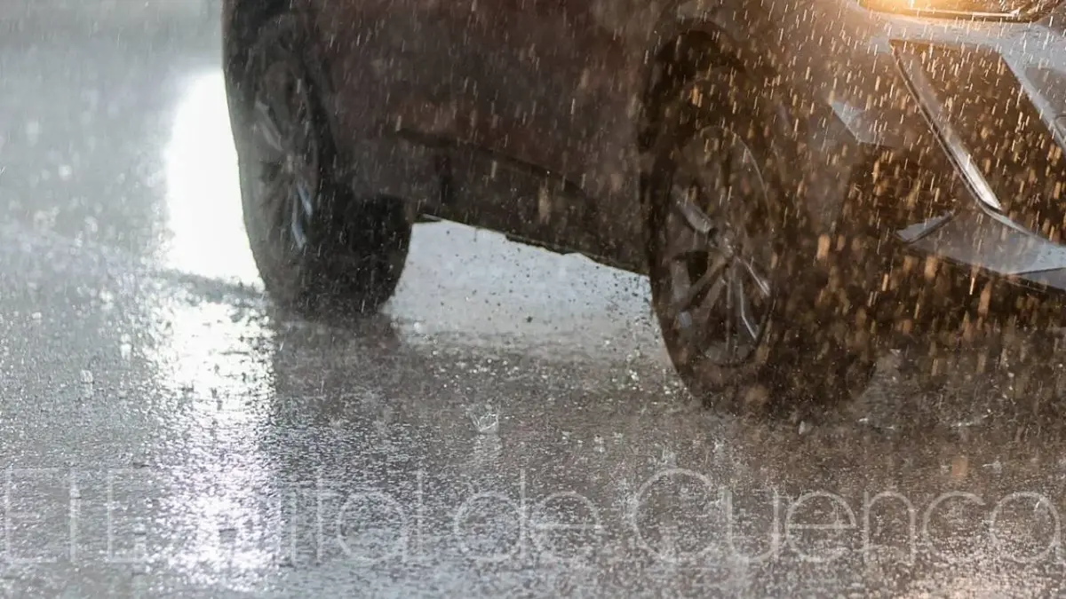 La lluvia provoca una incidencia en la CM-2025 a su paso por Huete