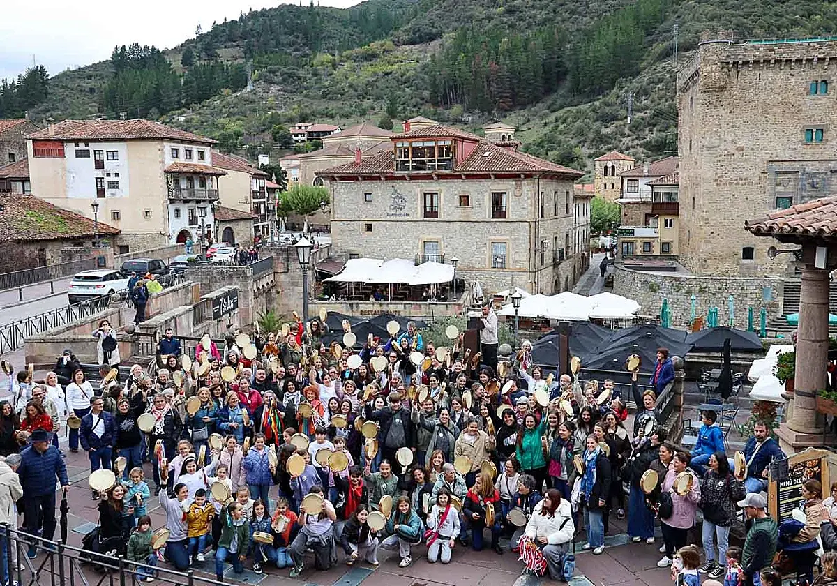 Potes reúne a cerca de 300 panderetas en un pasacalles