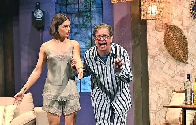 Gabino Diego encabeza una noche de comedia con el teatro casi lleno en Utrera